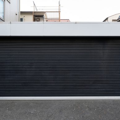 Pourquoi installer un rideau métallique sur-mesure comme porte de garage ?
