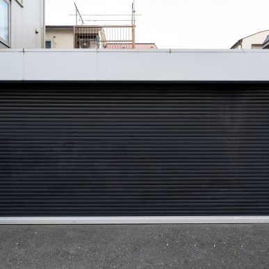Pourquoi installer un rideau métallique sur-mesure comme porte de garage ?
