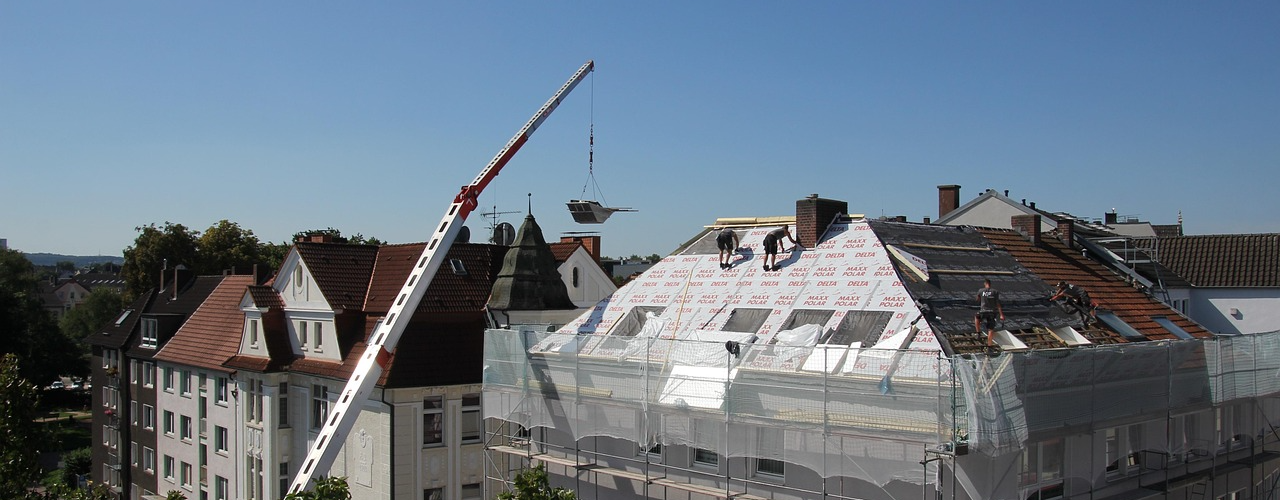 Couvreur expérimenté maître dans l'art de la tuilerie