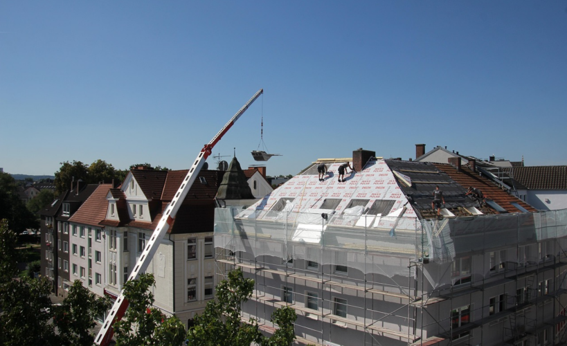 Couvreur expérimenté maître dans l'art de la tuilerie